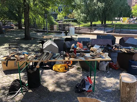 Bord med verktøyutstilling