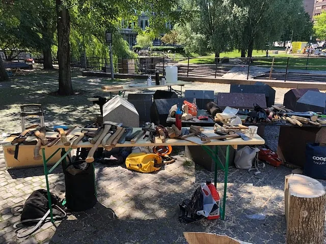 Bord med verktøy oppå